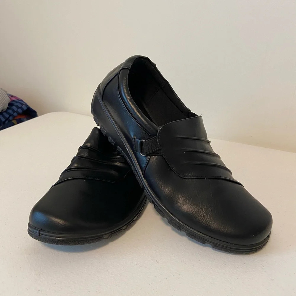 EUC‎ | Drexlite Classic Casuals women’s black slip on shoes — size 12 W